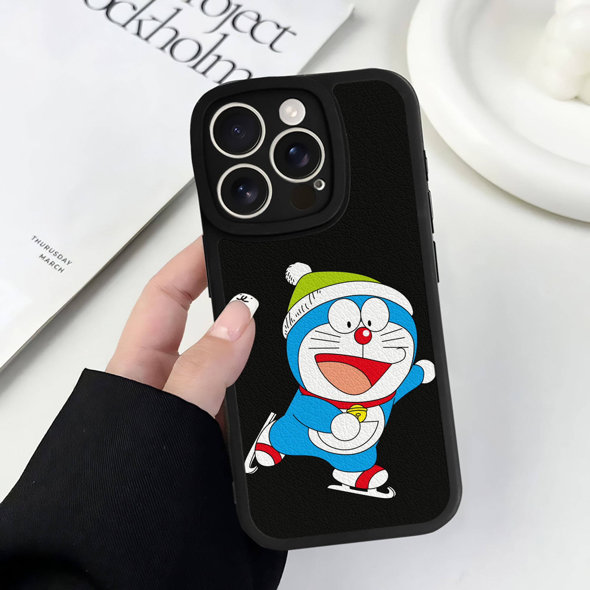 （画像用） ドラえもん Doraemon 【iPhone 16シリーズ対応】シリコンスマホケース（レザー調） 材質：シリコン